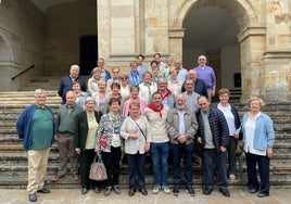 Habitual foto de grupo antes de participar en la comida de jubilados en el Polideportivo.