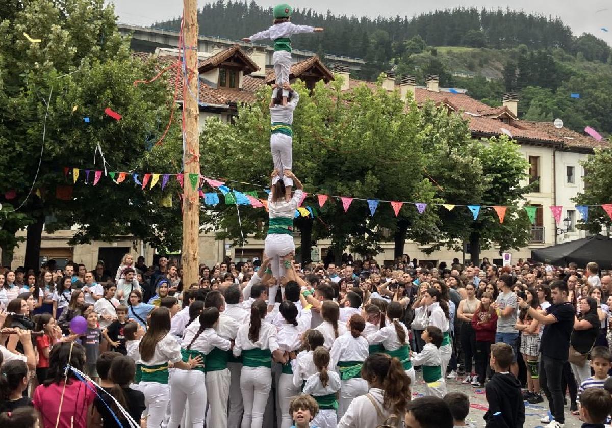 Los Castellers de Vila Franca tras el txupinazo en la plaza. Sus construcciones fueron muy aplaudidas por el público.