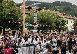 Los Castellers de Vila Franca tras el txupinazo en la plaza. Sus construcciones fueron muy aplaudidas por el público.