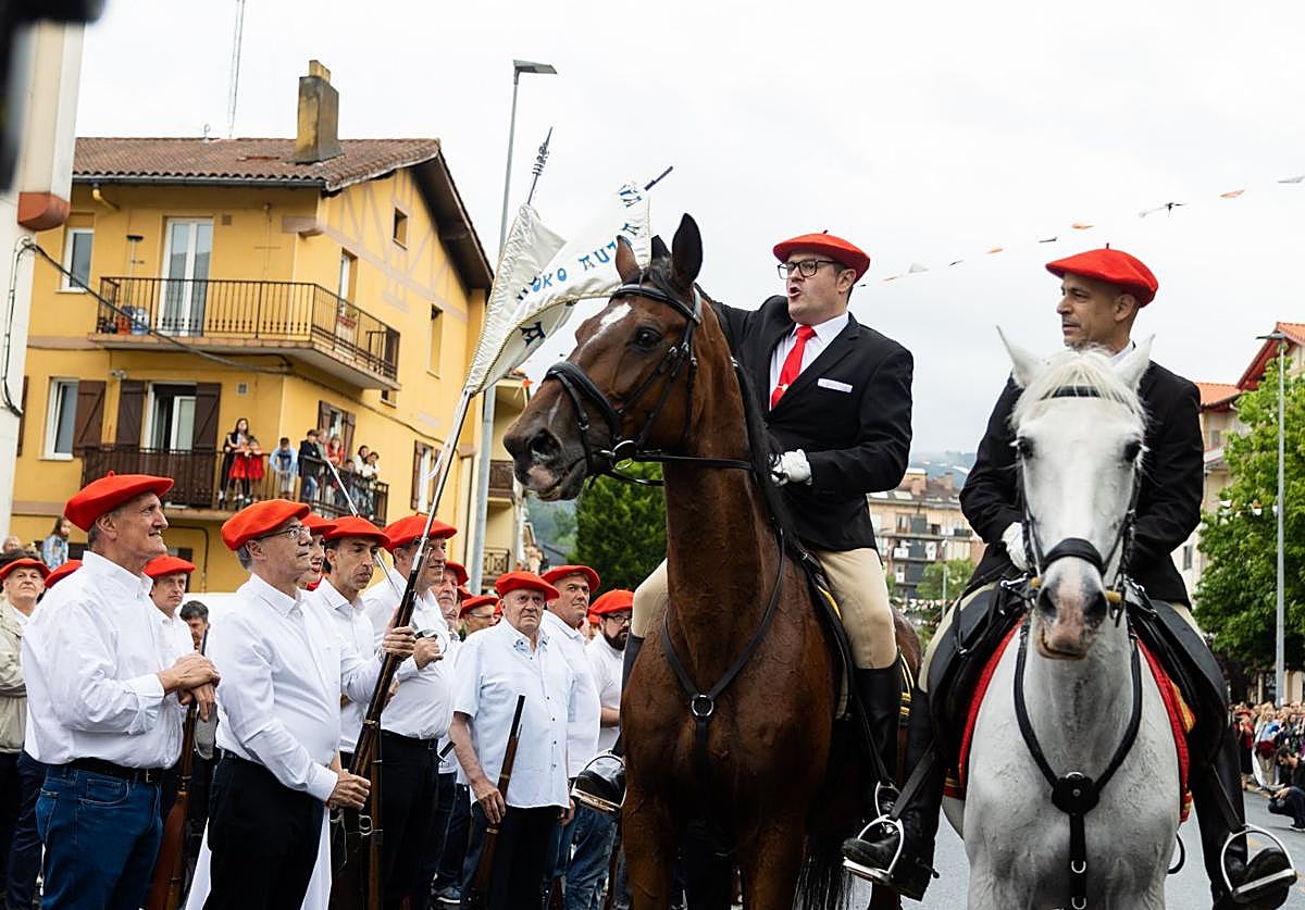 Asier Etxepare coloca el banderín de Santiago durante la revista de la compañía.