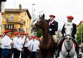 Asier Etxepare coloca el banderín de Santiago durante la revista de la compañía.