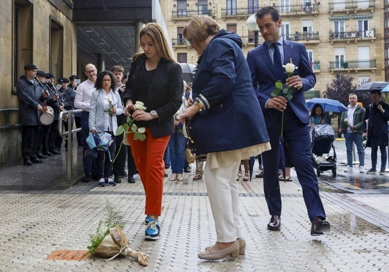 La viuda y los hijos de Manuel Orcera de la Cruz, este sábado durante el homenaje en San Sebastián.