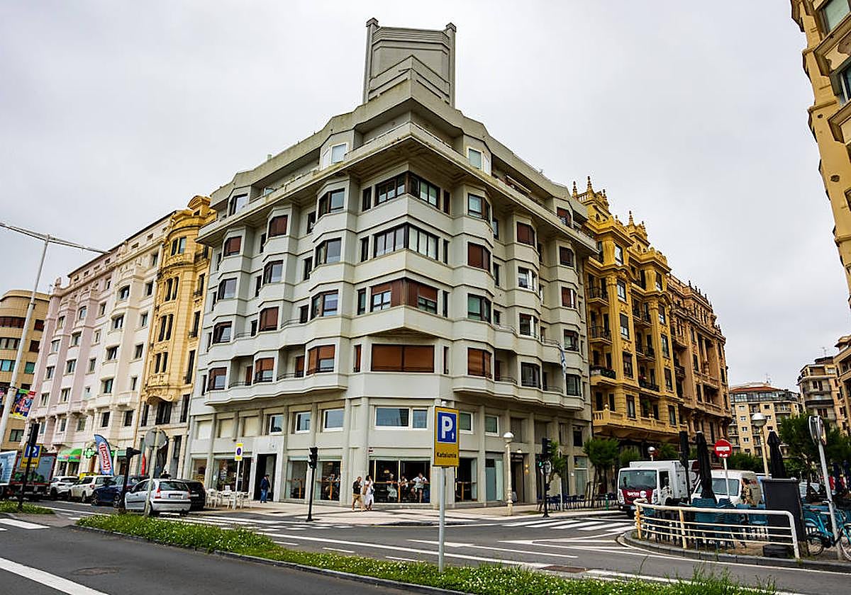 Esquina del edificio, con sus fachadas a la avenida de Zurriola y la calle Miguel Imaz de Gros.