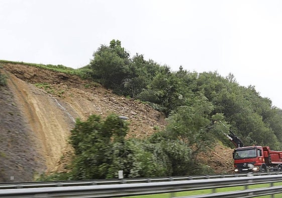 Zona del desprendimiento en la AP-8 en Usurbil dirección Irun.
