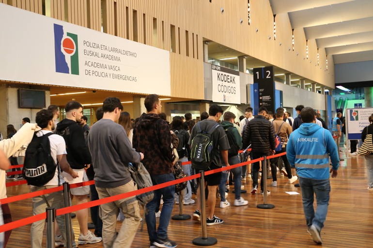 Imagen de los aspirantes entrando al recinto.