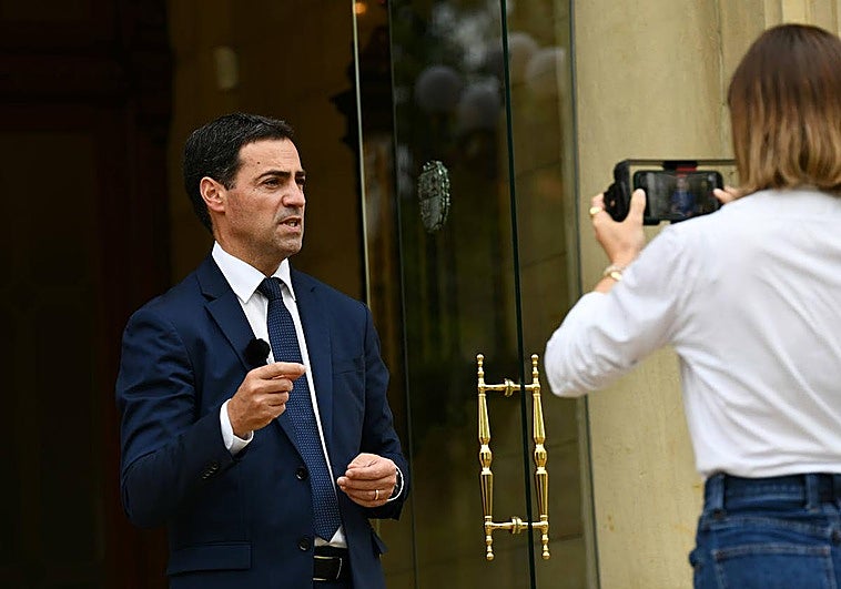 El lehendakari, Imanol Pradales, en un momento de la entrevista para DV.