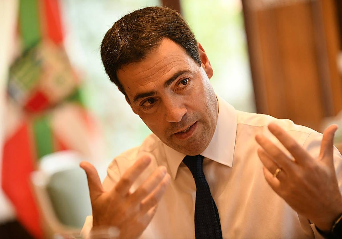 Imagen principal - Imanol Pradales: «No vengo a ser el gerente del Gobierno Vasco sino a liderar la nueva Euskadi»