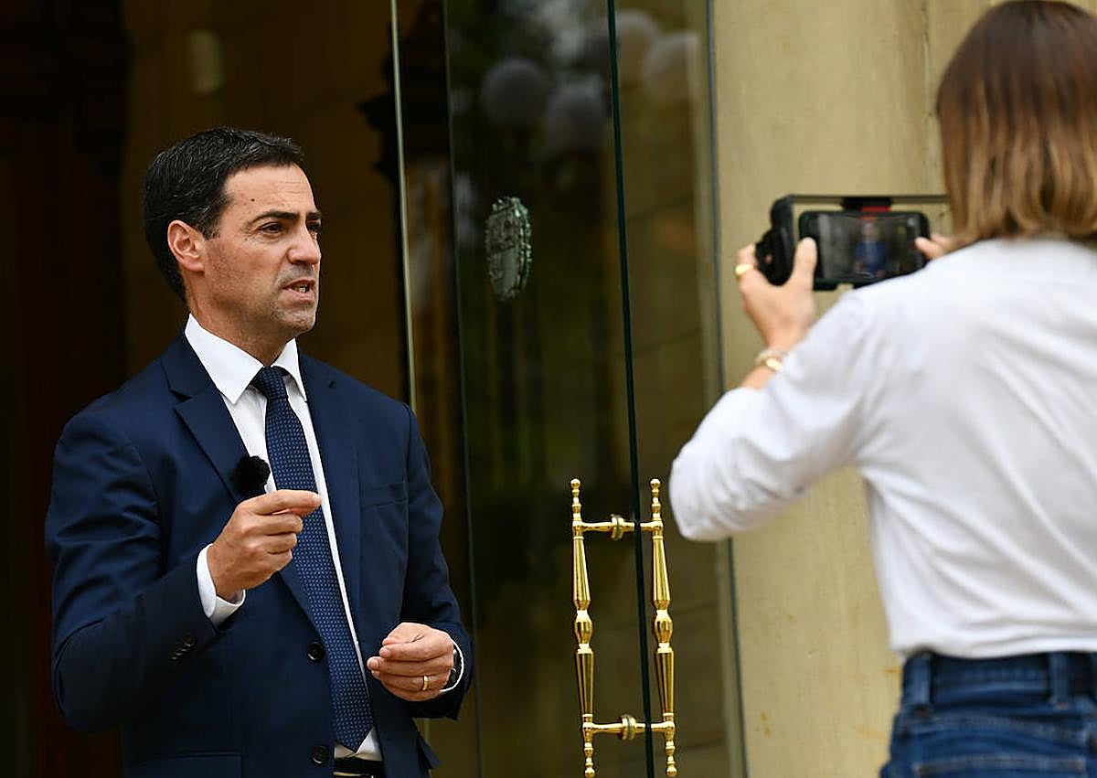 Imagen secundaria 1 - Imanol Pradales: «No vengo a ser el gerente del Gobierno Vasco sino a liderar la nueva Euskadi»