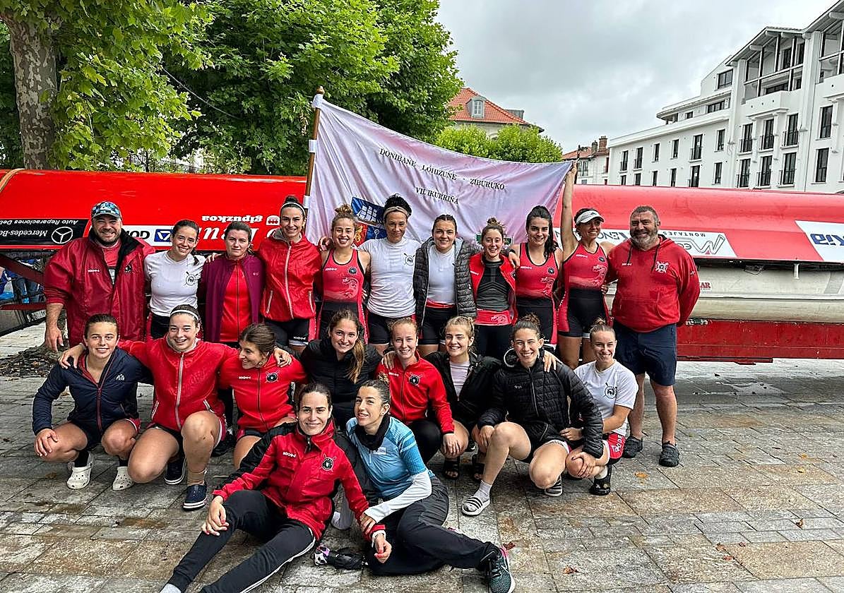 Las chicas de Zumaia y los técnicos celebran la bandera lograda en San Juan de Luz.