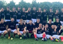 Los sénior con la camiseta del ascenso de este curso 2023/24.