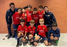 Uno de los equipos de Barça Academy posa el sábado en el hotel donostiarra en el que están alojados.