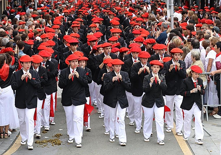 El Alarde público desfila por las calles de Irun el día de San Marcial.