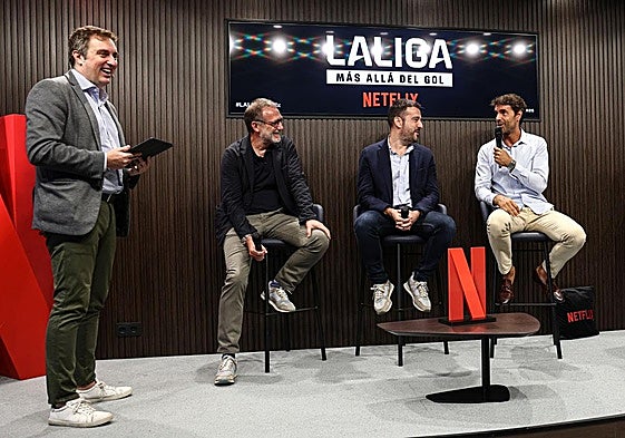 Xabi Prieto ejerció de anfitrión de la Real en la presentación del 'capítulo txuri-urdin' en el Reale Arena.