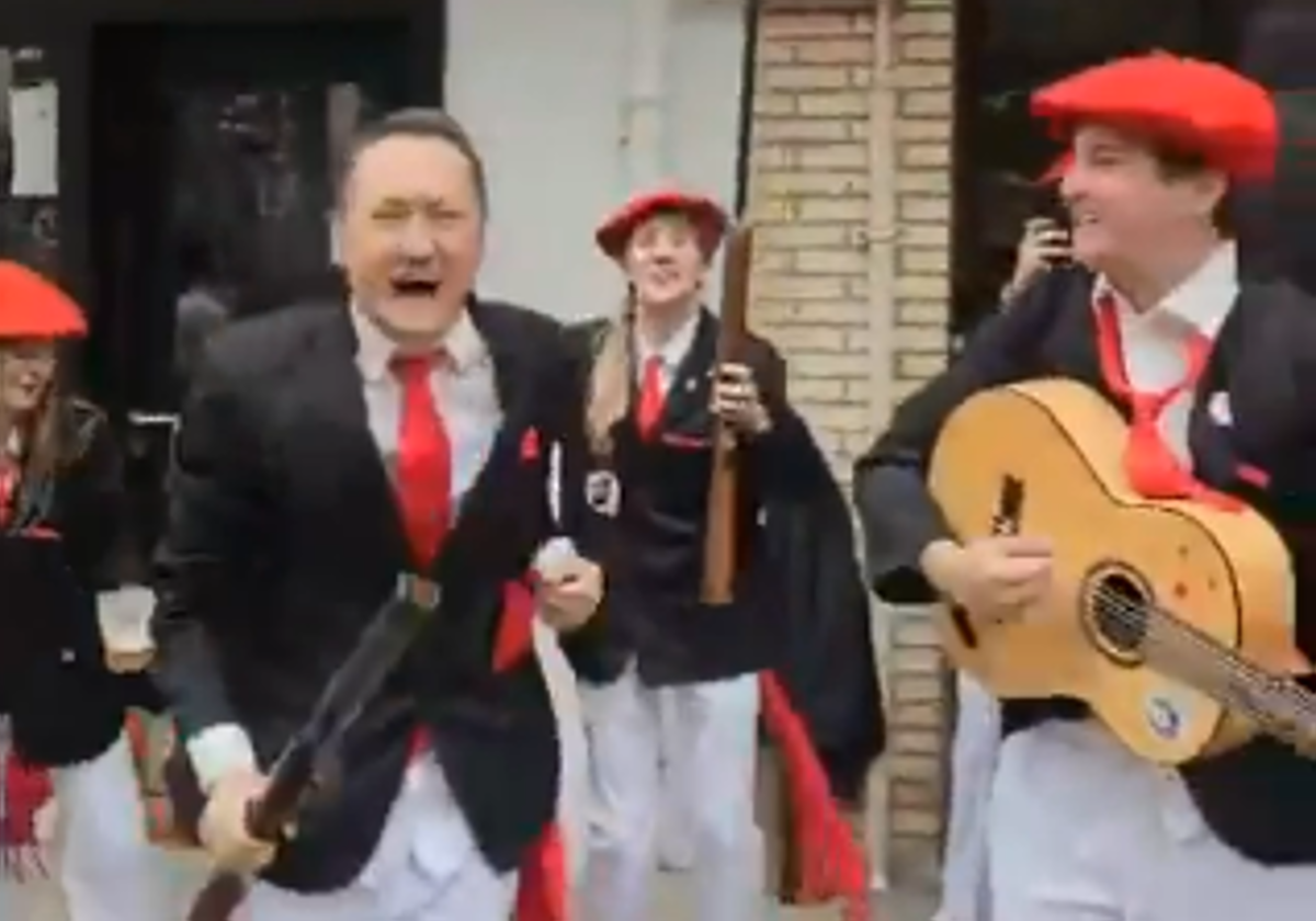 Fermin Muguruza, en un frame del vídeo que ha subido a sus redes cantando 'Sarri-Sarri' en las calles de Irun tras desfilar en el Alarde.