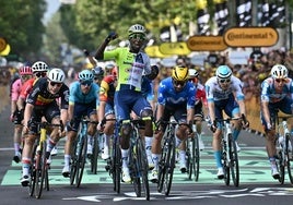 Biniam Girmay bate a De Lie y Gaviria en el sprint de Turín.