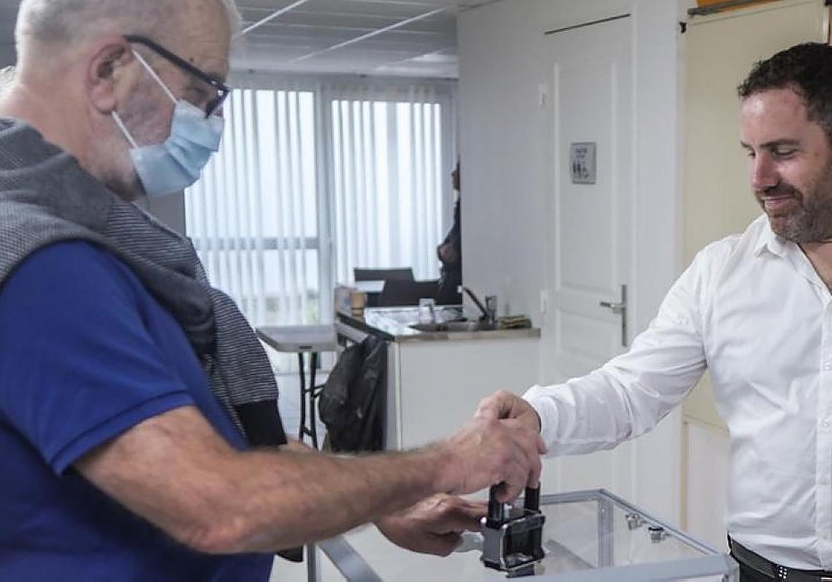 El abertzale Peio Dufau, candidato del Nuevo Frente Popular por la comarca de Hendaia.