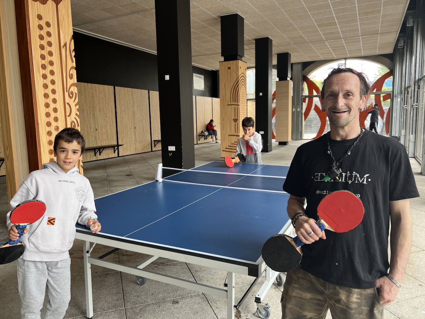 Joseba Boubeta, con su 'doble pala' de tenis de mesa en la presentación de este lunes en Zumarraga.