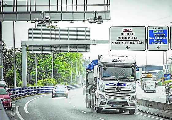 Los camioneros guipuzcoanos deberán pagar tres nuevos peajes en Bizkaia a partir de hoy