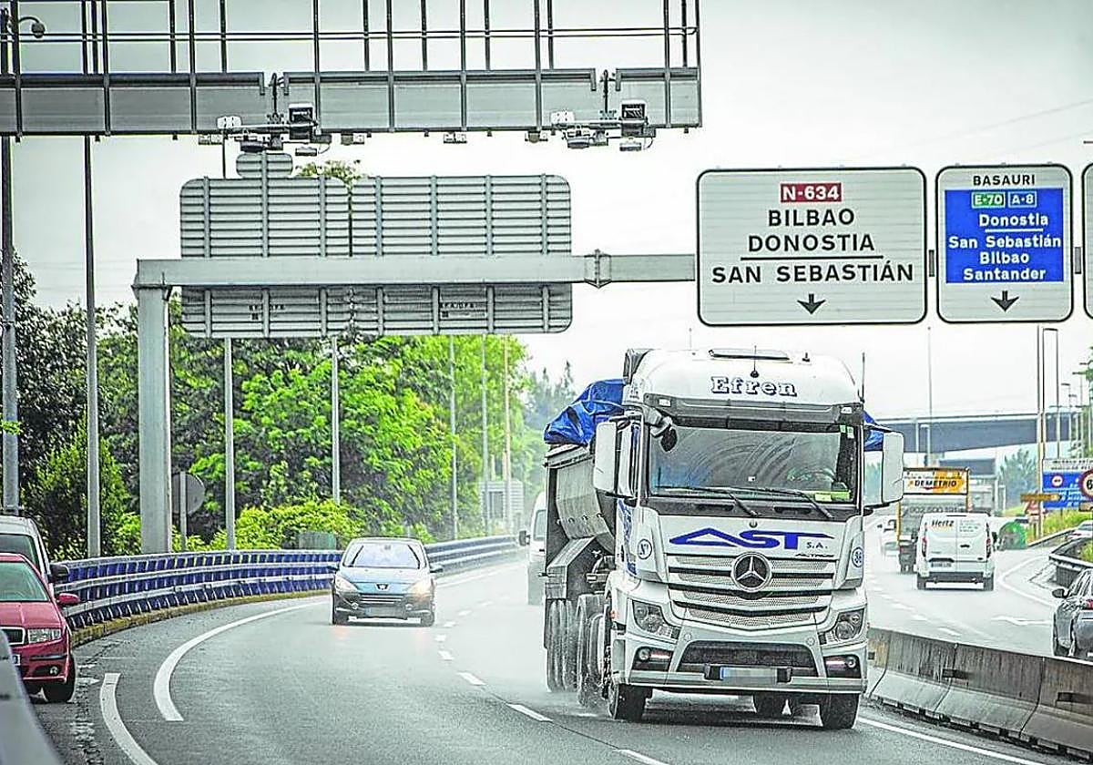 Los camioneros guipuzcoanos deberán pagar tres nuevos peajes en Bizkaia a partir de hoy