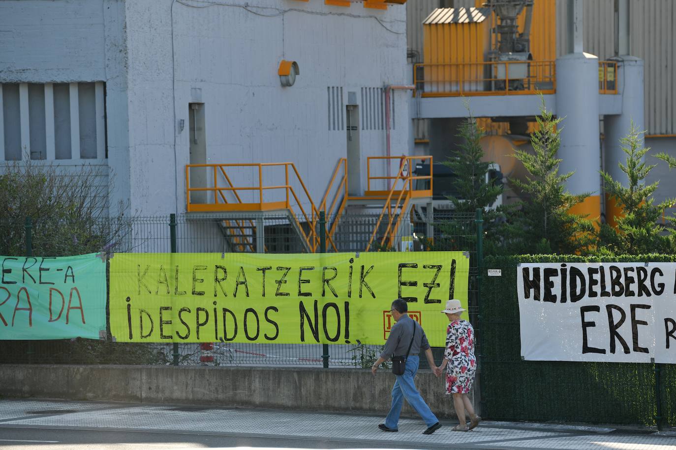 Carteles de protesta en la fábrica de Cementos Rezola de Añorga.