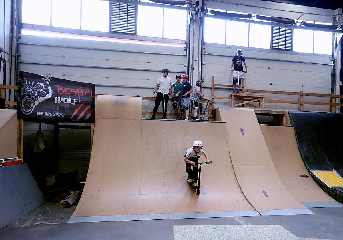 Uno joven aprendiz deslizándose por una de las rampas.