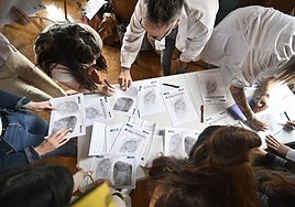 Los participantes en el curso analizan huellas dactilares de sospechosos para buscar encontrar coincidencias como la que se halló en el lugar de los hechos.