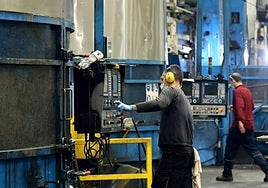 Trabajadores en una industria guipuzcoana, sector donde ha crecido la afiliación.
