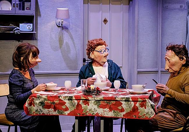 Una escena de la obra de teatro de máscaras 'Forever'.