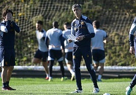 Imanol, con papeles en la mano, en un entrenamiento en Zubieta.