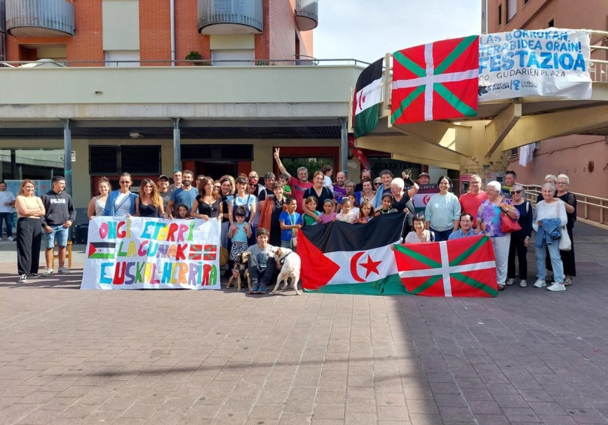 Arruti y Taberna con los niños saharauis. A la derecha, las familias y miembros de Bixi Bixi en Meipi.