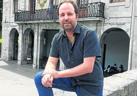 El alcalde Andoni Álvarez (EH Bildu), junto al Ayuntamiento.