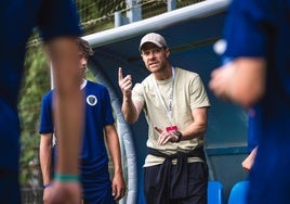 Xabi Alonso da instrucciones a uno de los jugadores del Zuatzu.