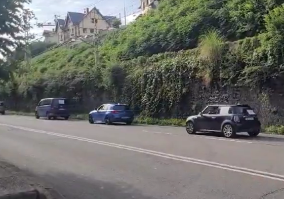 Los trabajadores han realizado una caravana de coches desde Añorga a Donostia.