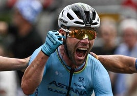 Mark Cavendish, emocionado tras conseguir la victoria de etapa y pasar a la historia del Tour de Francia.