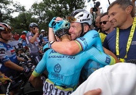 Cavendish celebra el triunfo con si equipo.