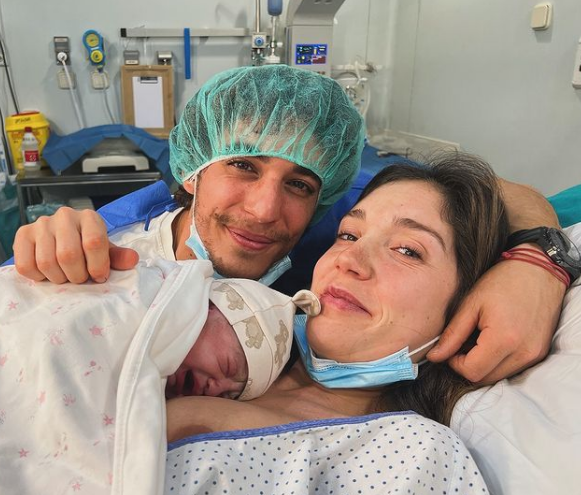 Miguel Herrán y Celia Pedraza con su bebe, María, recién nacida