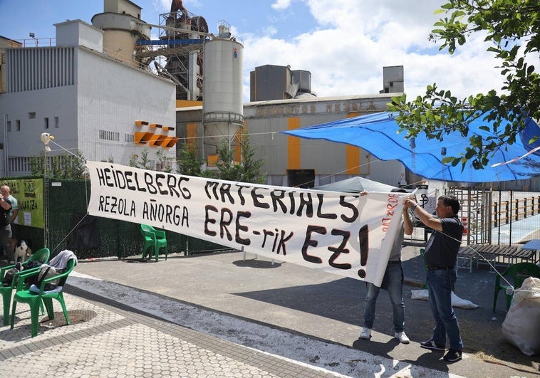 Los trabajadores han realizado una caravana de coches desde Añorga a Donostia.