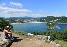 El sol, el cielo azul y las temperaturas cálidas han dejado una estampa veraniega este miércoles.