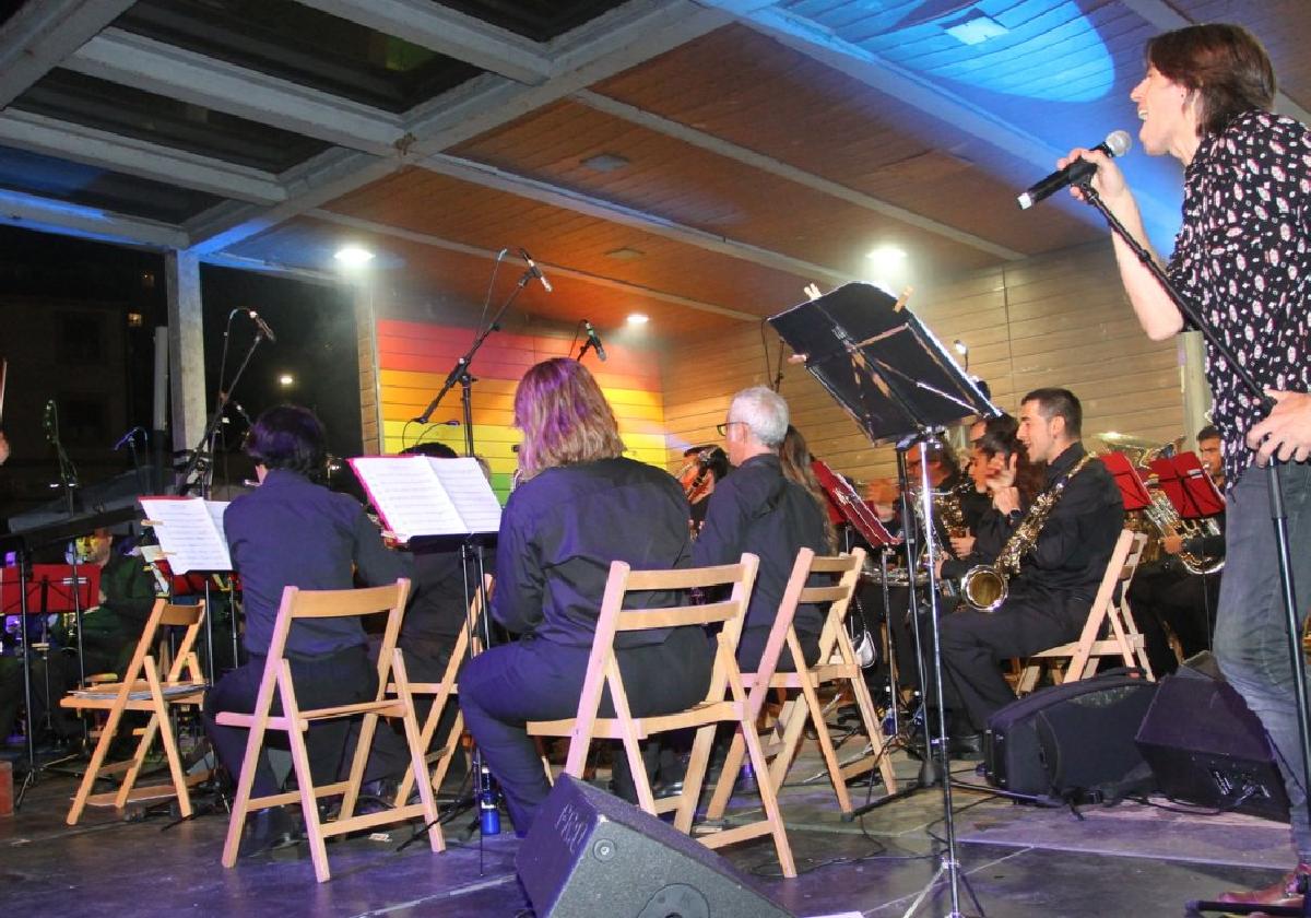 Jon Gurrutxaga, durante el concierto 'Tributo a Queen' que la Banda de Elgoibar ofreció el pasado año.