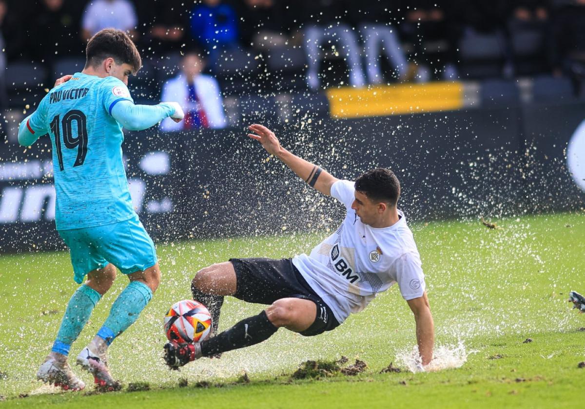 Marclos Luna en una disputa de balón contra el Barça B.