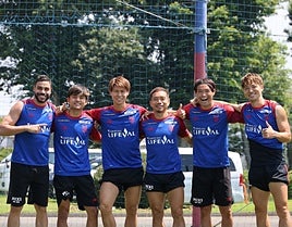 Kubo junto a otros compañeros del Tokyo FC