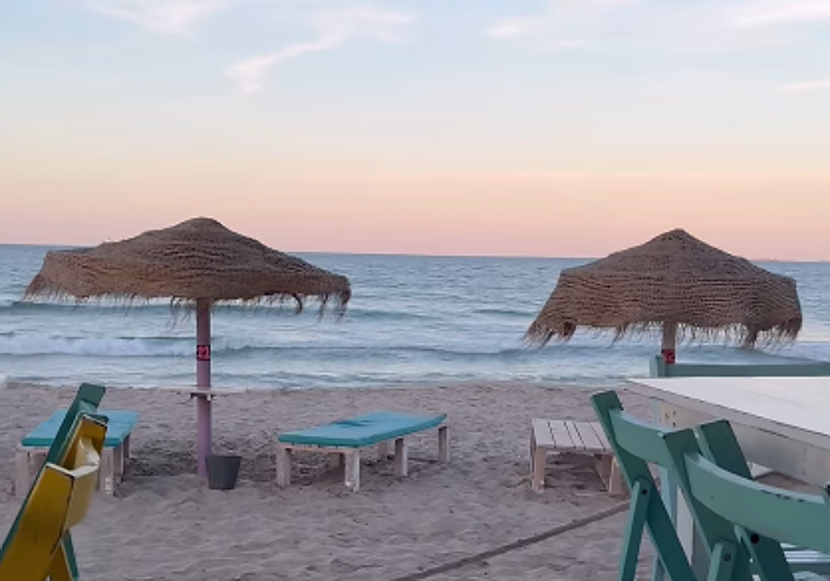 Imagen principal - Las increíbles vistas al mar de la casa de vacaciones de Ion Aramendi y María Amores en La Manga