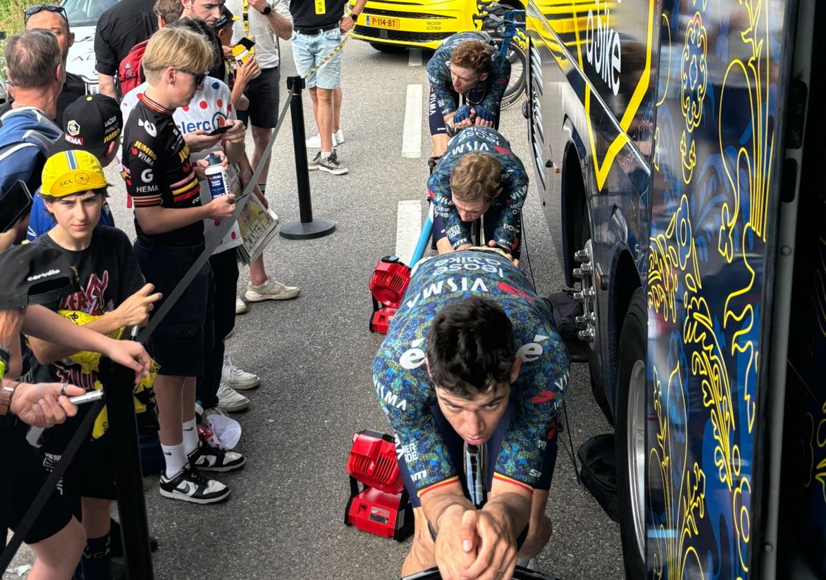 Vingegaard, tras Van Aert, haciendo corrillo en la cabra junto al autobús de su equipo.