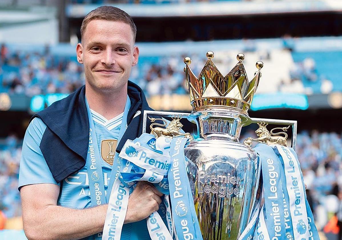 Sergio Gómez posa con el trofeo de la Premier League conquistada por el Manchester City esta temporada.