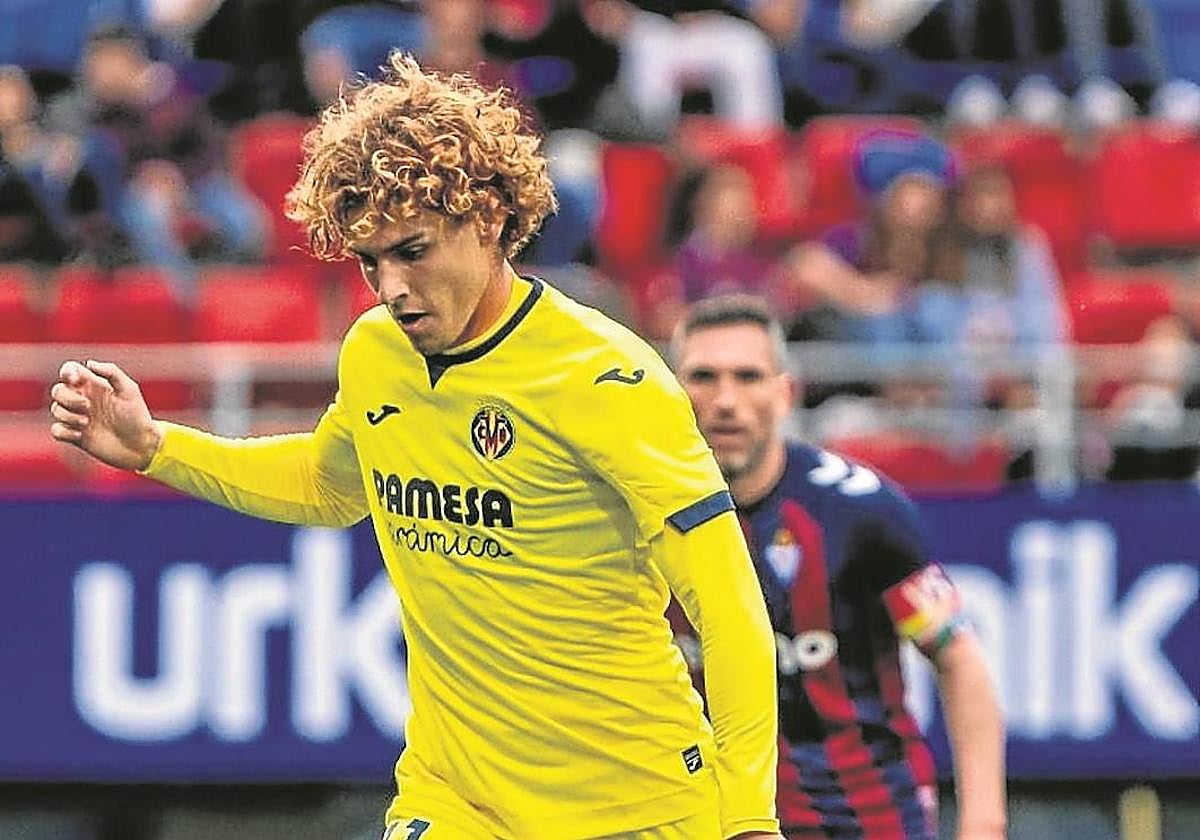 Jorge Pascual durante el encuentro del Villarreal B en Ipurua.
