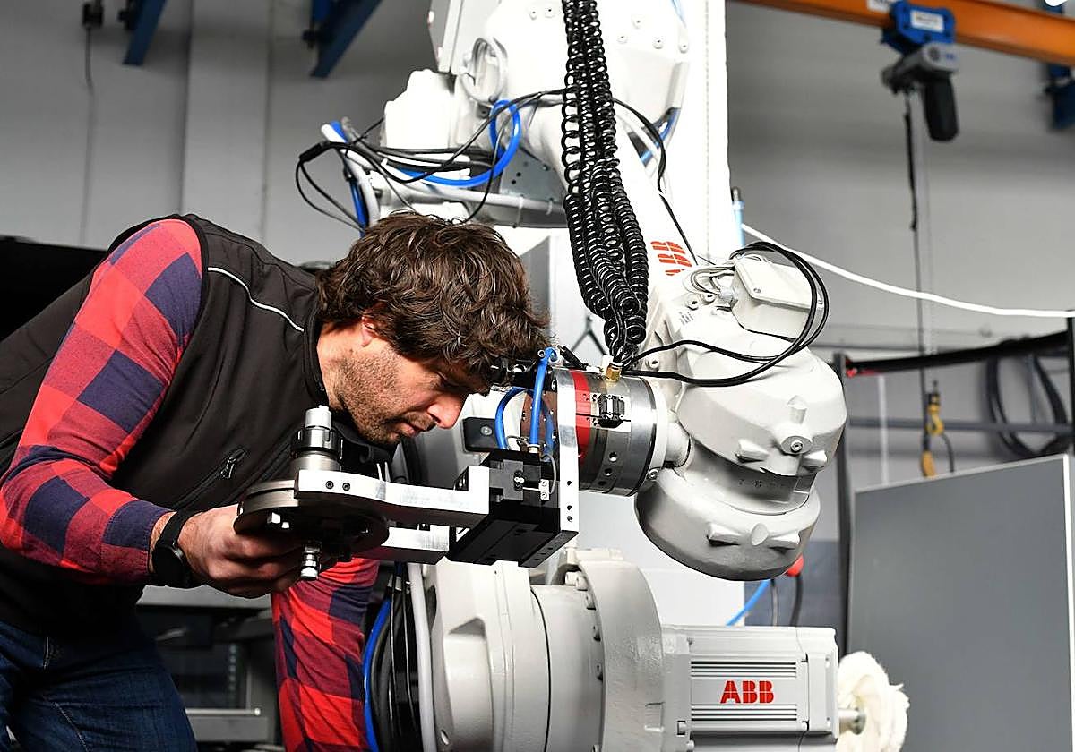 Un empleado de la empresa del sector industrial Smart PM