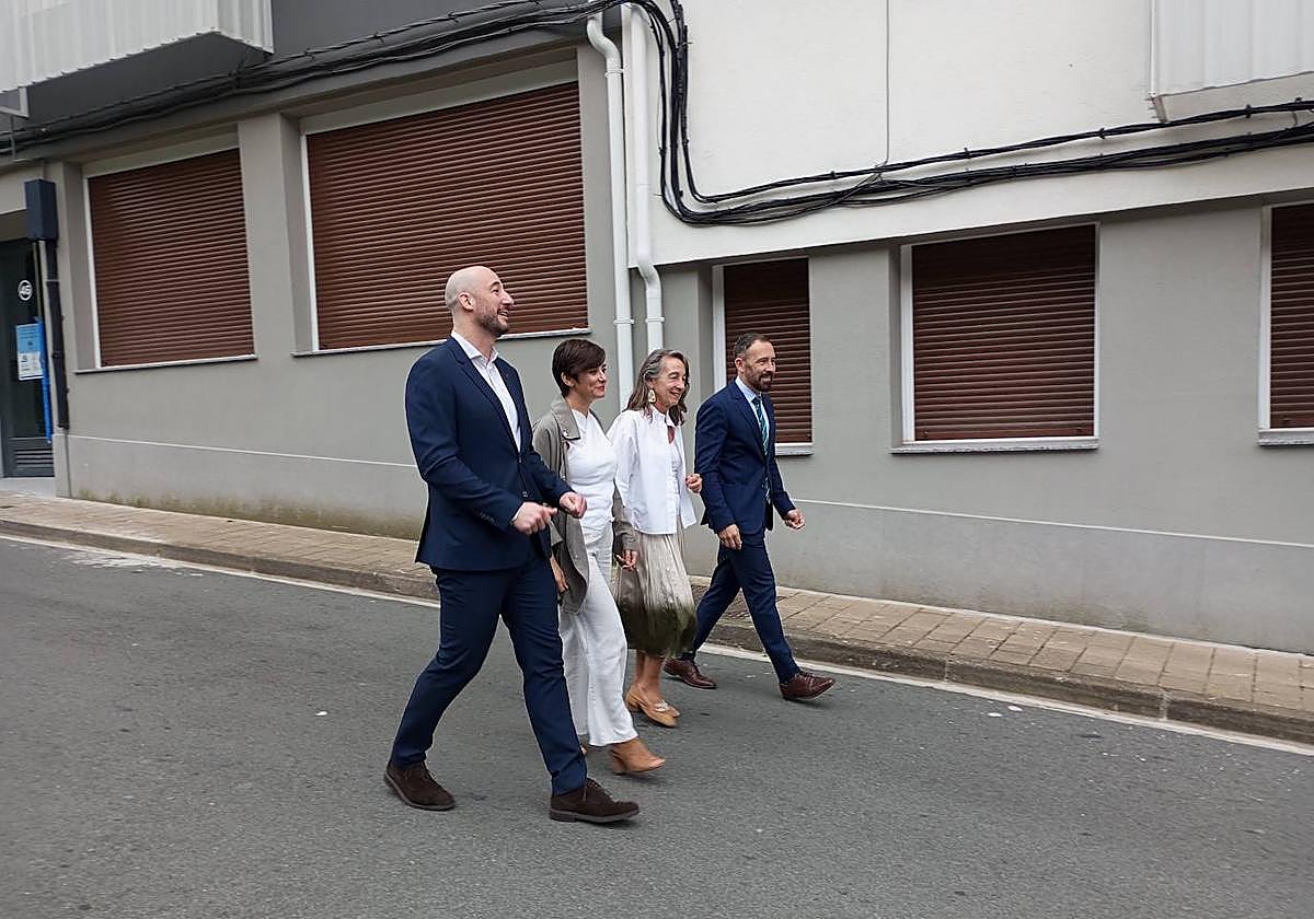 El alcalde de Eibar, Jon Iraola, la ministra Isabel Rodríguez, la delegada del Gobierno en Euskadi, Marisol Garmendia, y el consejero Denis Itxaso, durante la visita a Txonta.