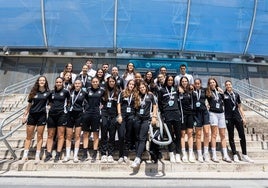 Jugadoras y miembros del equipo Sporting de Portugal posan ante el Reale Arena.