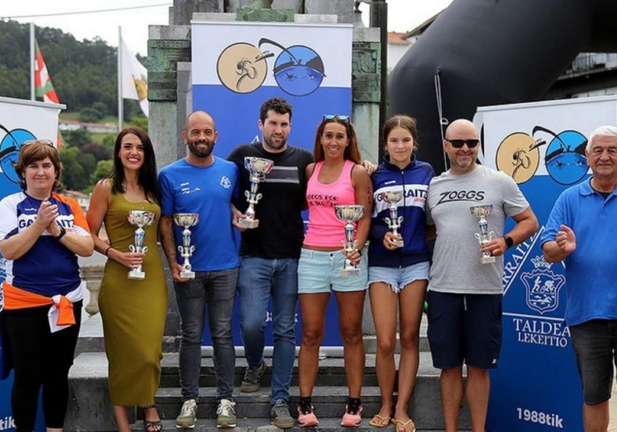 Mateos (tercero por la izq.) en el podio de Getxo.