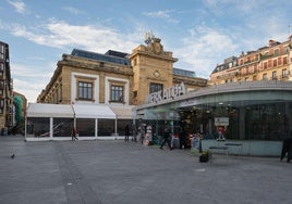 El edificio Pescadería de la Bretxa, con la carpa provisional para los baserritarras y el 'tupper' acristalado en el centro de la plaza.